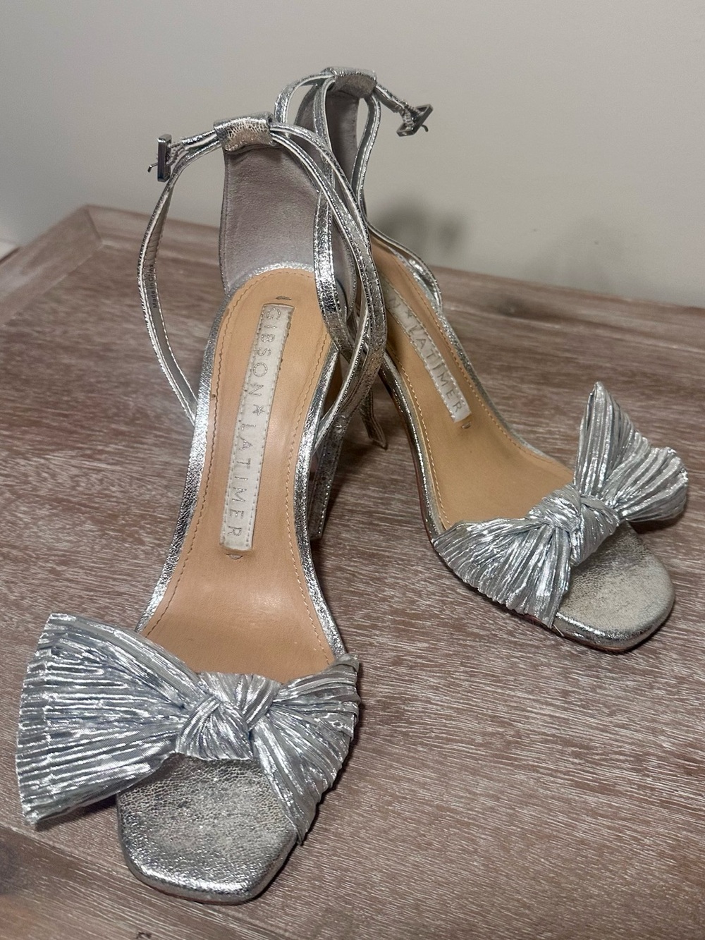 Gibson Latimer Metallic Silver Bow Knot Ankle-Tie Sandal Heels Size 7 Party - Picture 3 of 4